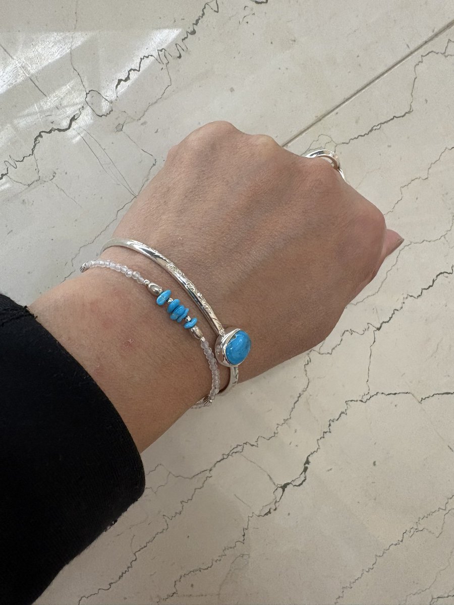 こんにちは♪鈴木です😊 ターコイズBangleと、ホワイトラブラドライト