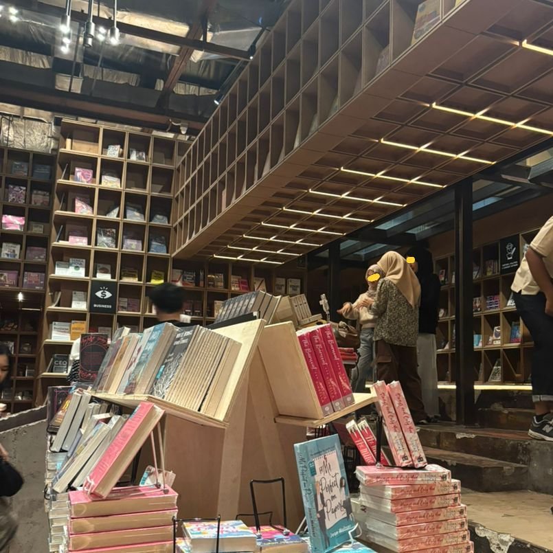 JTB_MLY's tweet photo. 地元の若者たちが集まる人気スポット「#REXKL」✨
おしゃれな本屋「#Bookxcess」をはじめ、
デザイナーズショップやなどが並び、
最近のマレーシアではヴィンテージブームもあり、
日本やアメリカンテイストの古着屋さんもトレンド感たっぷり🥰
リノベーションされた空間と相まって雰囲気抜群♪ https://t.co/hfZLv30Q67
