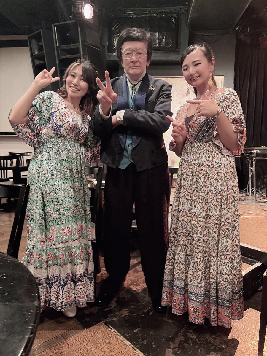 afuronkatsuko's tweet photo. ソフィーと一緒に、朝日昇さんLIVEコーラスでした https://t.co/EcVf5h33by