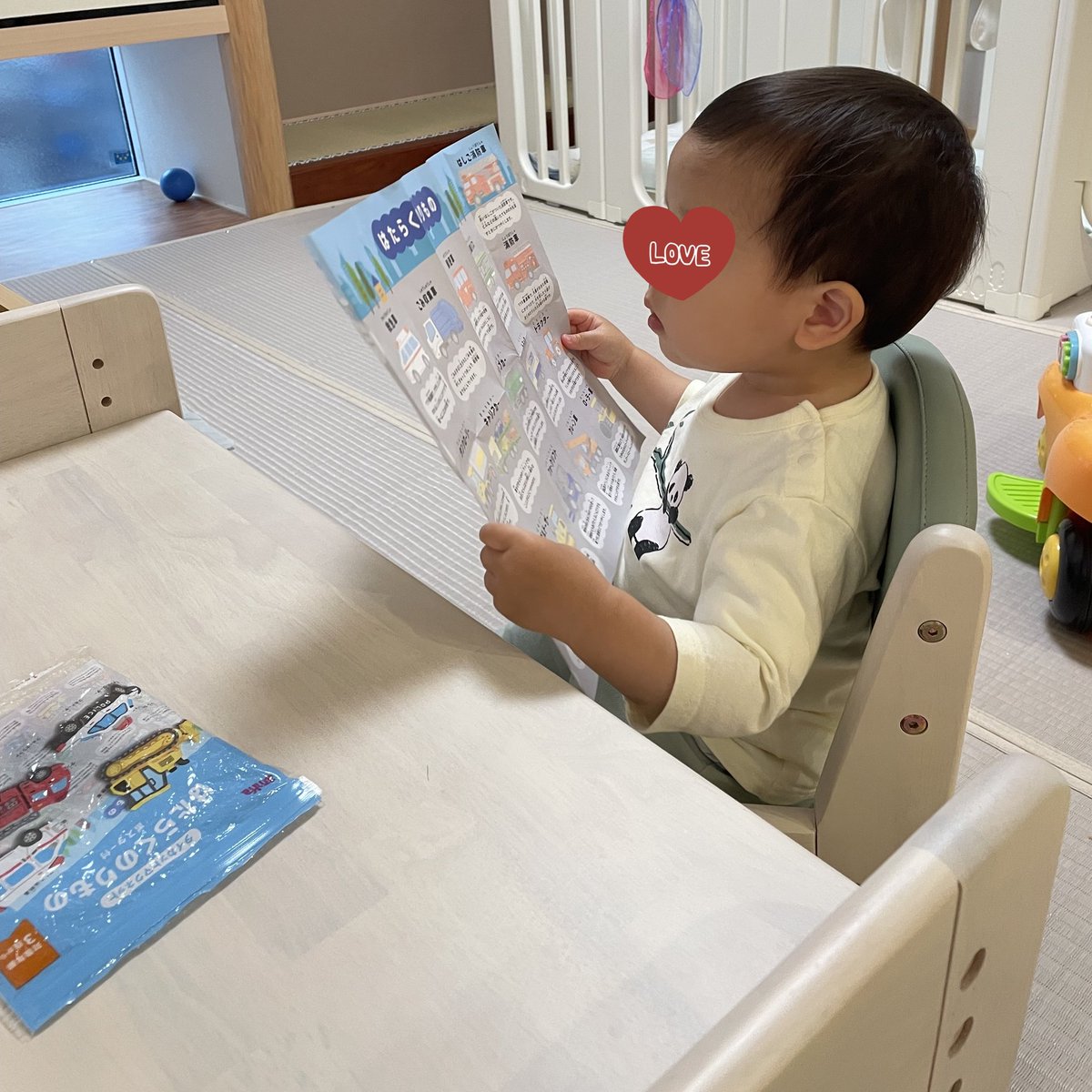 toshi3_h's tweet photo. 息子ははたらくくるまのポスターをじーっと見て勉強中。姿がさまになってて笑える。最近、市販の幼児食や離乳食を食べてくれなり明日の一時預かりが心配だ！ https://t.co/XI5PIp8k74