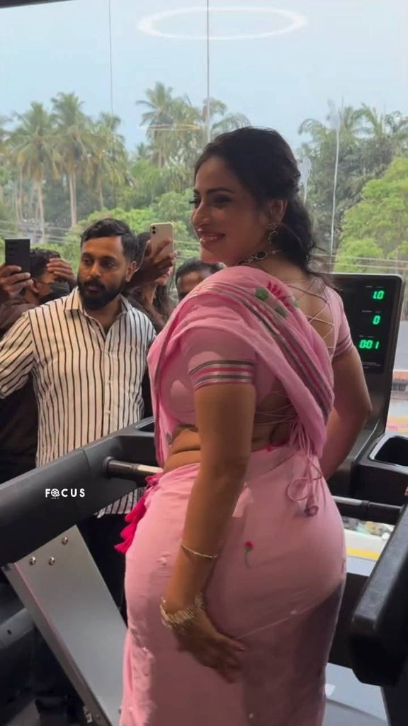 chandurr321's tweet photo. Hus:enti ah gym ki vachi venaka vadiki ni  🍑 chupistunav
Wife:vaditho denginchukovali ani vundi vadini tesukoni bathroom ki velli vadi madda chikutu vundandi nenu vachu gudda lo petukunta smooth ga veltadi kada
Hus:😏sare le vey
Wife:gudda dengaka iddram kalisi chikudam lendi... https://t.co/hbgHk01tCp