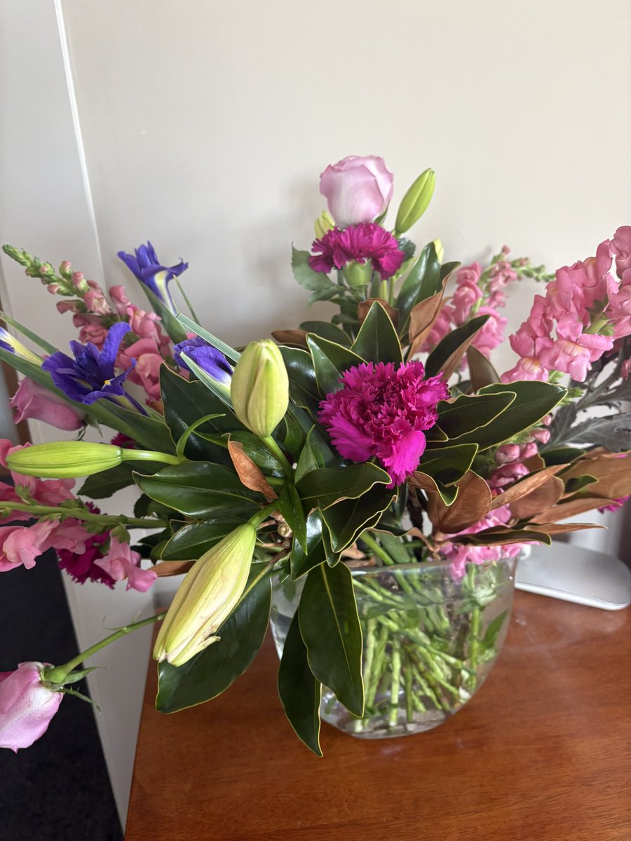 MaryWomble's tweet photo. My house smells lovely with some gorgeous flowers - so lucky. https://t.co/SkBbPW5Xbf