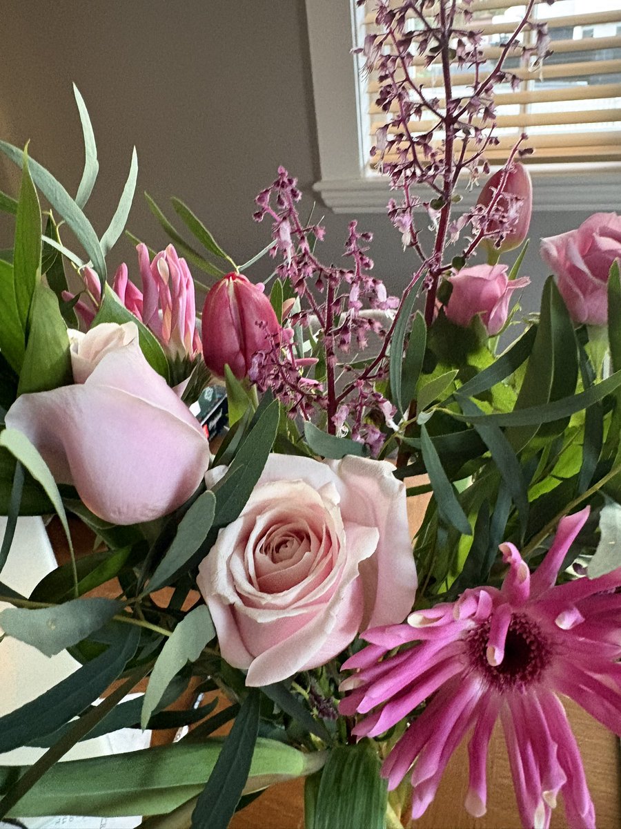 MaryWomble's tweet photo. My house smells lovely with some gorgeous flowers - so lucky. https://t.co/SkBbPW5Xbf
