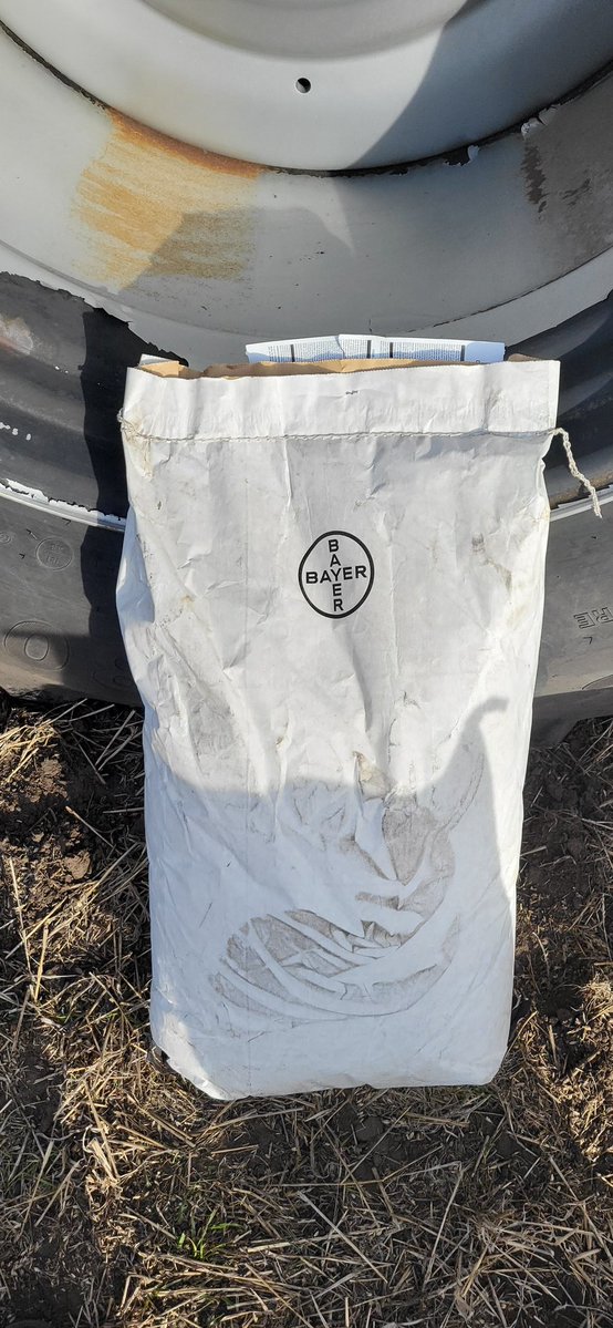 SheldonDowling's tweet photo. #plant26 has officially got going for us. Started with seeding an  intercrop of Peas and Camelina.
#intercrop  @Bayer4CropsCA 
@SmartEarthSeeds @swatmaps https://t.co/VsMnUvg86n