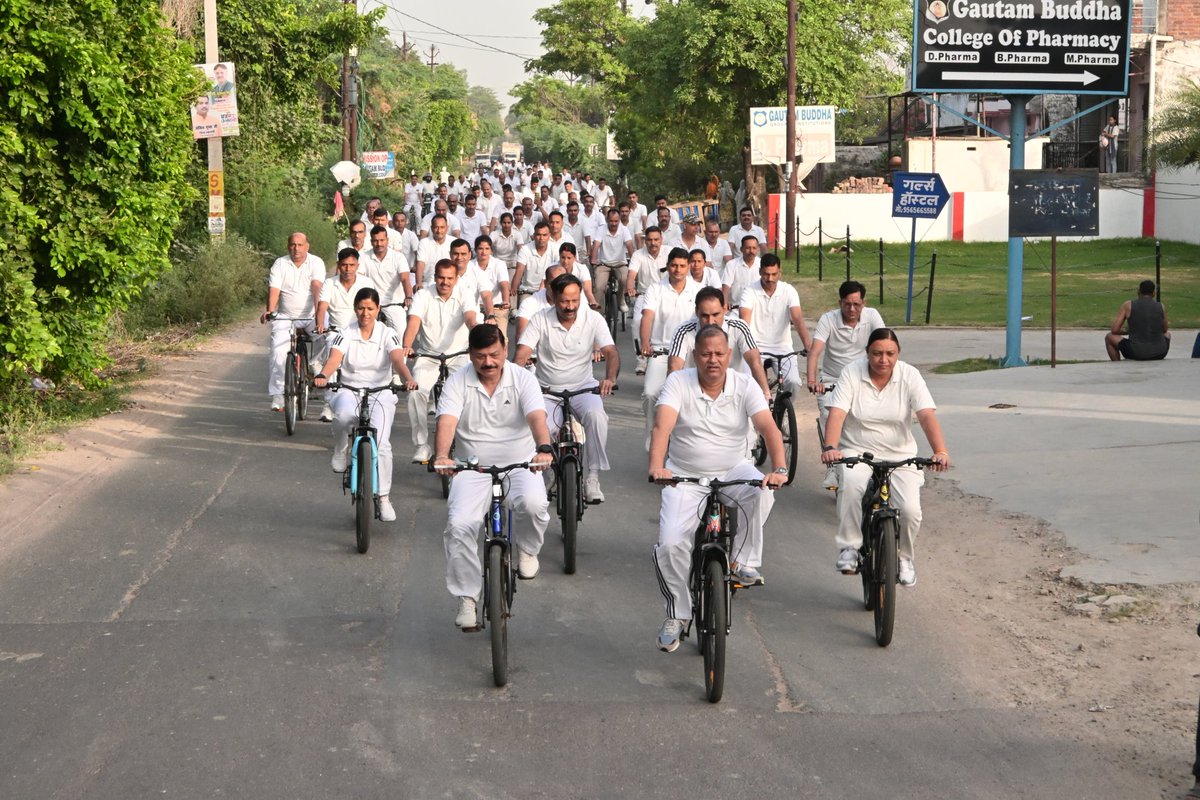 GCCRPFLKW's tweet photo. फिट इंडिया मूवमेंट के अंतर्गत “Sundays on Cycle” के 75वें संस्करण पर @GCCRPFLKW द्वारा साइकिल रैली आयोजित की गई। Range LKW, GC LKW, @91BnRaf, @233mBn के अधिकारियों व कार्मिकों ने उत्साहपूर्वक सहभागिता कर स्वस्थ भारत के संकल्प को सशक्त किया।@crpfindia @CentralZoneCrpf @igcscrpflkw https://t.co/9lF1g27Jhq