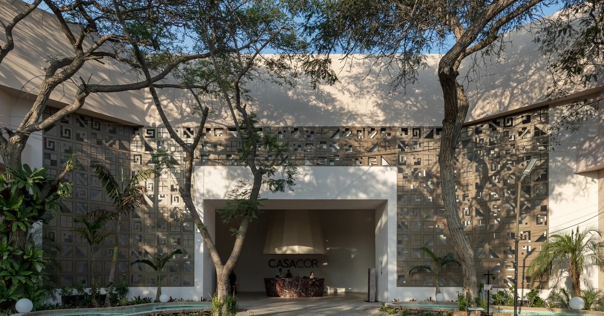 CASACORPERU's tweet photo. La fachada de CASACOR 2026 se integra al paisaje desde la sombra, la geometría y la luz. El ingreso abre paso a un hall de líneas contenidas y materiales precisos, donde todo ha sido pensado para una transición natural hacia la experiencia de la muestra.
#casacorperu2026 https://t.co/g0pXqEJN0g