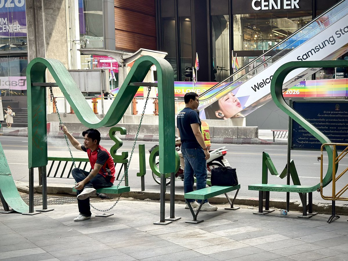 ChrisMannolini's tweet photo. A public swing by a busy road in #Bangkok. 
#travel #shotoniphone https://t.co/gQDZpyu3Aa