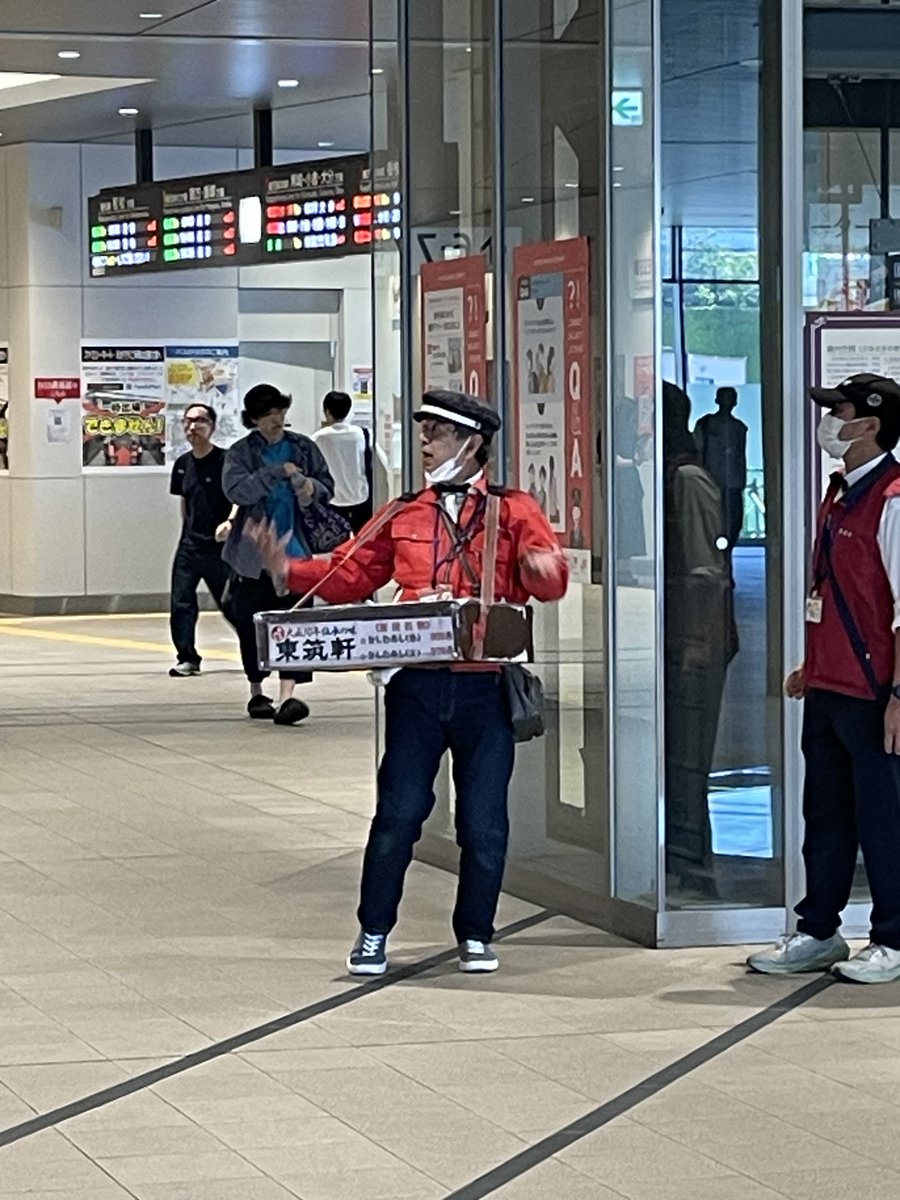 jorvfm's tweet photo. 有名駅弁「かしわめし」の折尾駅東筑軒本店。
事業譲渡後初めて行ったのだが、かなり手を入れている。
店内飲食だと、かしわめしが暖かいまま小石原焼き特注の茶碗で供される。温度が違うだけで風味が変わる。
うどんも、コシの強いものに（幾分讃岐風？）やわ麺文化の北九州でどう評価されるかなあ？ https://t.co/cqAz4ipywH