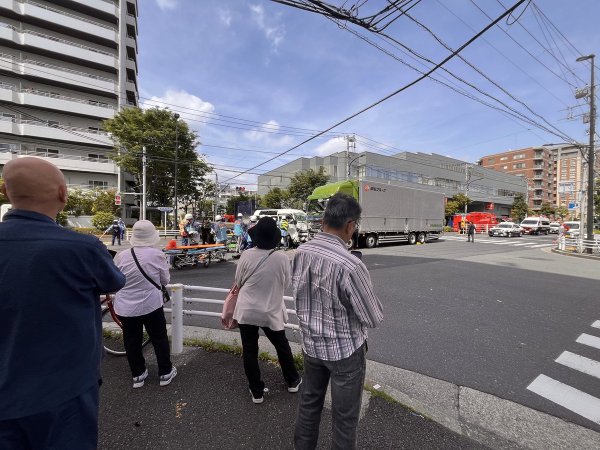 ckrishtm's tweet photo. さっきの葛西橋通りの事故すごかったな
消防署のすぐ近くで緊急車両来るの早くて良かった
お巡りさんが通行止めにするって言ってたし、通る方お気をつけて
たまたまチャリで遭遇したけど家まで行きづらい感じになってました。 https://t.co/7IwUbQuVxr