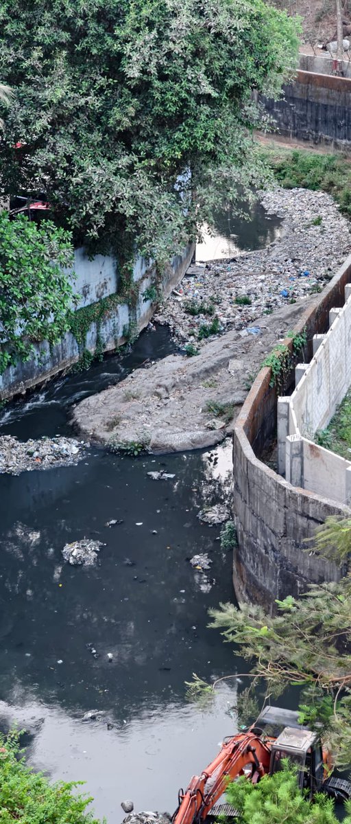 SameerPatil's tweet photo. @mybmc @mybmcWardT @AshwiniBhide @TawdeRitu
the #nullah #SWD between #Mulund &amp; Thane near Lok Everest CHS in #TWard has a big rocks leading to blockage of water &amp; solid waste You need to break &amp; remove the rocks to ensure free flow of storm water https://t.co/A2jlm4Tjws