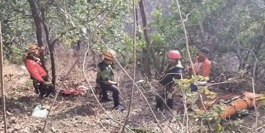SudarshanNewsTV's tweet photo. महाराष्ट्र के रायगढ़ में बड़ा सड़क हादसा, पर्यटकों से भरी स्कॉर्पियो खाई में गिरी; 8 की मौत

#Maharashtra #AmbenaliGhat #Scorpio #MaharashtraAccident #RoadAccident #news #mahabaleshwar #ambenlighat #caraccident #8dead #rescueteams
 https://t.co/To81VYyqCx https://t.co/wNfmFR4B10