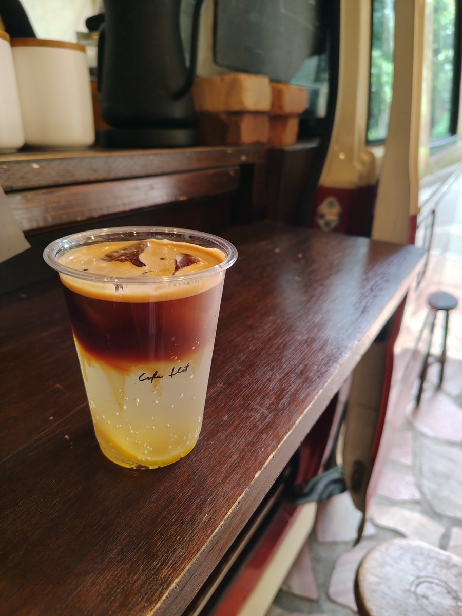 kayanagikaran29's tweet photo. 月曜日の楽しみ　#cafeflat でレモンスカッシュ＋エスプレッソコーヒー。
はじめのひとくちはそのままレスカであとは混ぜても美味しい✨
不思議な味だけど美味しい!! https://t.co/wjigTz6EeN