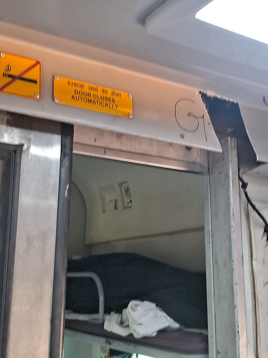 mohit1969's tweet photo. Train no 15011 LN-CHD ac third coch M1 door open and not shut.coch is very hot. 
#railway minister 
#muradabad DRm https://t.co/PYoxxZ0krN