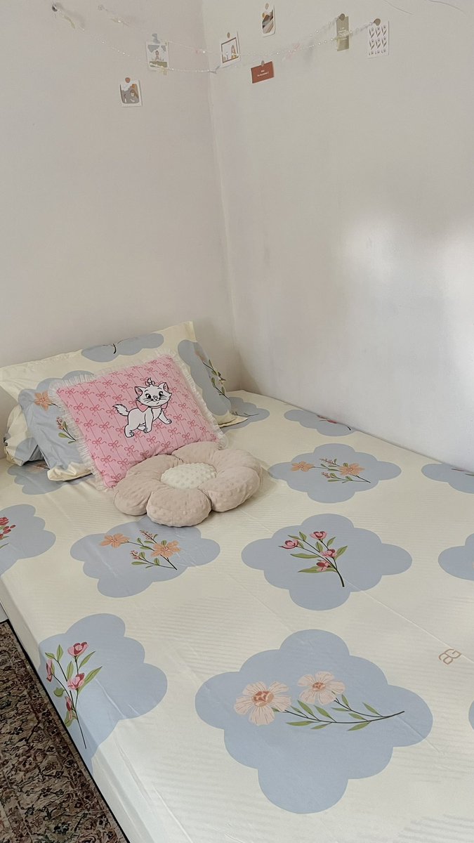 alksmw's tweet photo. percuma pake step skincare seabrek tapi ganti sprei sebulan sekali 😭🫵🏻

stock sprei aku semuanya under 100k aja tapi bahannya lembut adem anti geser, jadi ga boncos boncos amat bisa buat gonta ganti 👍🏻 https://t.co/RCvB74ijhh