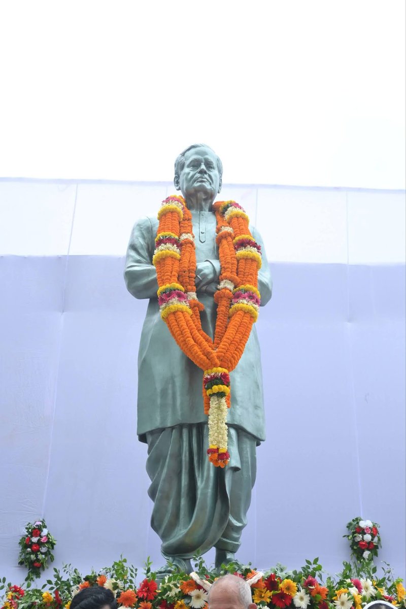 AsitPofficial's tweet photo. ଭଦ୍ରକର ସୁଯୋଗ୍ୟ ସନ୍ତାନ ତଥା ଓଡ଼ିଶାର ପୂର୍ବତନ ମୁଖ୍ୟମନ୍ତ୍ରୀ ସ୍ୱର୍ଗତଃ ନୀଳମଣି ରାଉତରାୟଙ୍କ ୧୦୬ତମ ରାଜ୍ୟସ୍ତରୀୟ ଜୟନ୍ତୀ କାର୍ଯ୍ୟକ୍ରମରେ ଯୋଗଦେଇ ଶ୍ରଦ୍ଧାଞ୍ଜଳୀ ଅର୍ପଣ କଲି। https://t.co/IrAGBDAK1p