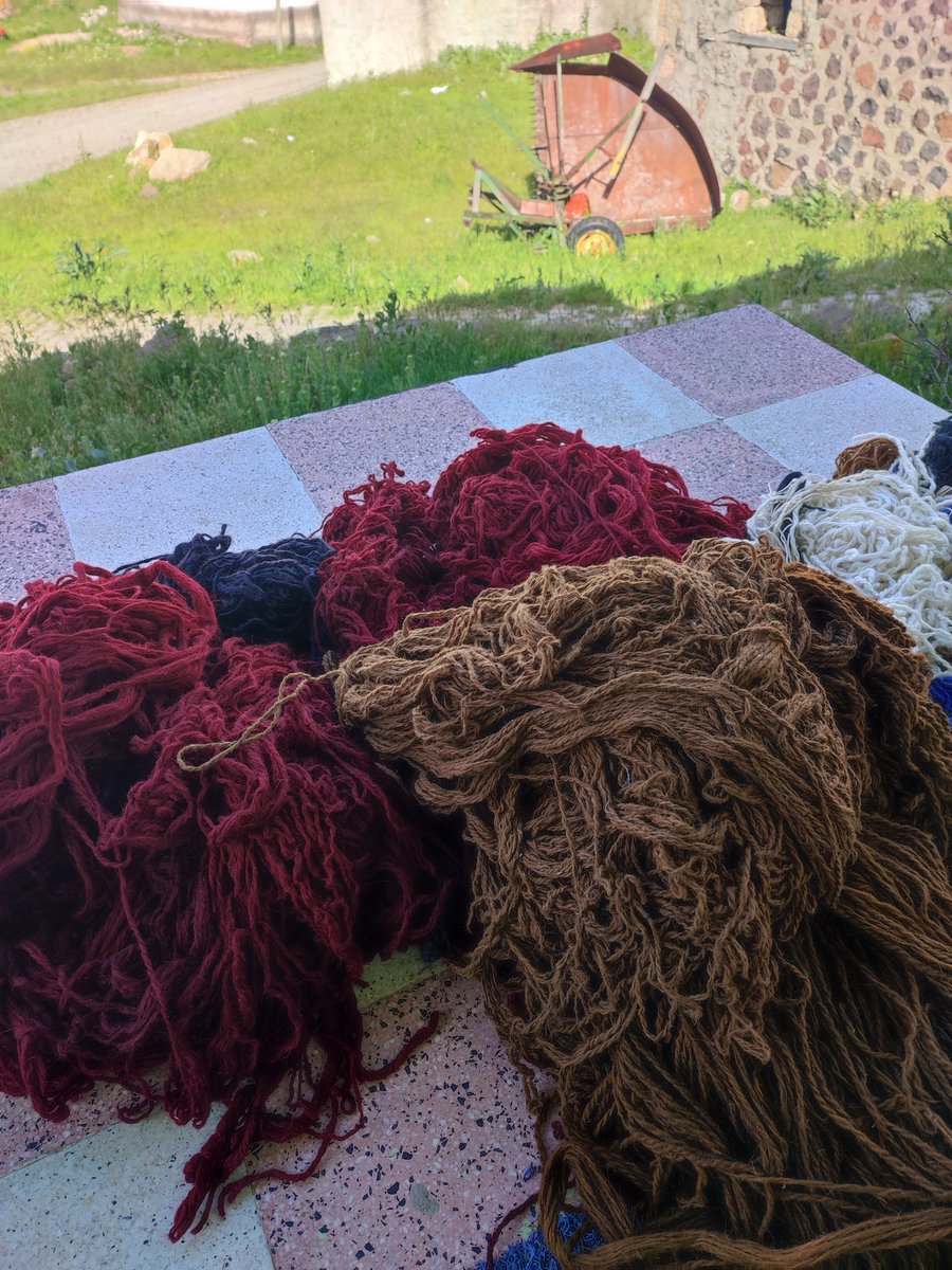 e_mk_dyari's tweet photo. Aha'da köy ve satamadığımız için pes ettiğimiz yün ipliklerimiz 🥺
İsteyen varsa tezgahı, iplikleri tüm malzemeleri satıyoruz.. 
Günaydın sevgili taym🌹 https://t.co/DkLqEOyqsQ