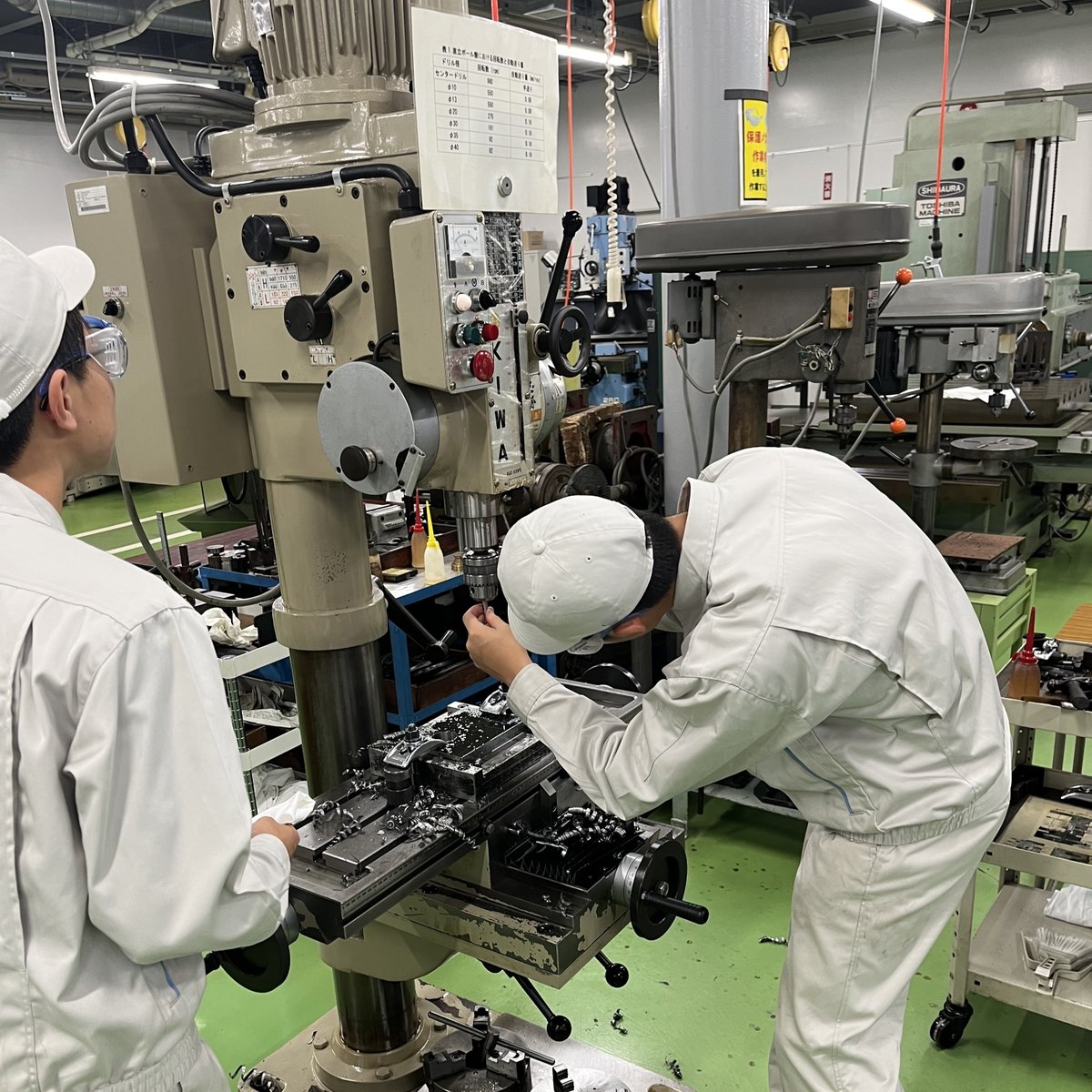 NIT_NumazuKOSEN's tweet photo. 機械工学科2年生の授業　機械工作実習Ⅰ🔧

安全対策を理解し実践。各種加工技術を習得します。
旋削、ワイヤカット、フライス、穴あけ、プレス、溶接などの加工法を実習中。工作機械・加工法の特徴についても理解を深めます。みんな真剣です。

#沼津高専 #機械工学科 #ものづくり #実習 https://t.co/4sI3XQFSws