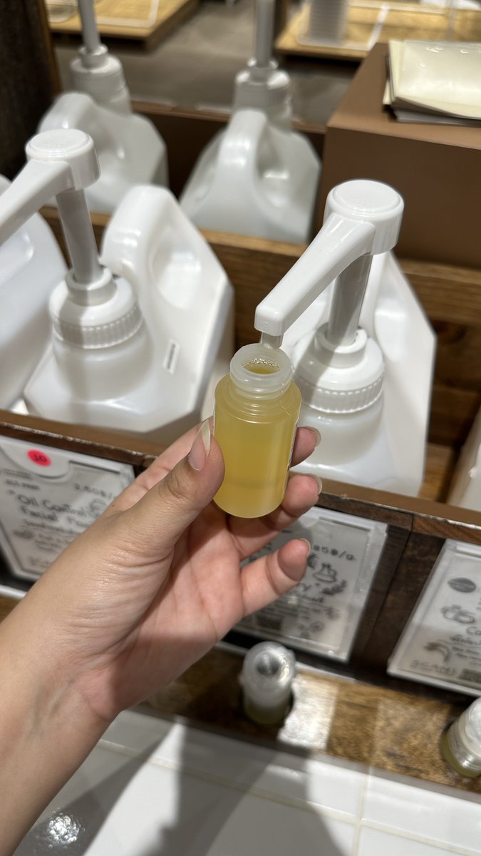 yingpeereview's tweet photo. เห้ย Muji เดี๋ยวนี้มีแบบนี้ด้วยอะ เป็น Refil Station แล้วแต่ละอันที่ขนมาให้เติมนีฟิลคือ น่ า ล อ ง ทุ ก อั น ! ชอบอะไรแบบนี้มากกก แล้วมู้ด Muji อะคุณ มันสงบ มันเย็น ถึงมันจะแพงแต่มันฟีลกู้ดแหละ 🧸🛋️ https://t.co/dUXcqCT50A