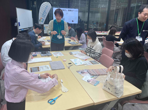 ADRA_Japan's tweet photo. ＼��業向け防災ワークショップを開催／

三井住友トラストグループ様にて、「通勤中に地震が起きたら？」をテーマにした講座と、災害用雑巾づくりのボランティア”を実施し、約60名の皆さまにご参加いただきました。

HPで紹介しています👇
https://t.co/RJYrMdVLaJ
#防災 #減災 #ボランティア #ADRA https://t.co/IbOiS8C43b