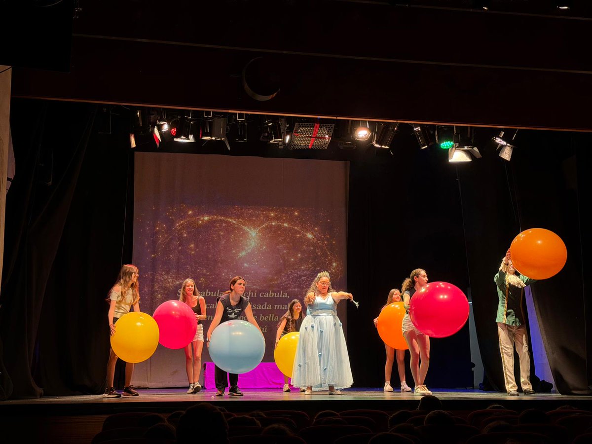 iesrrcc's tweet photo. El martes 19 de mayo, el departamento de lengua organizó una actividad extraescolar en la que los alumnos de 1º de ESO asistieron, en el teatro del Carmen, a la representación teatral de la Cenicienta. La compañía que representó la obra eran "Los peculiares". https://t.co/3XcXm6nq0t