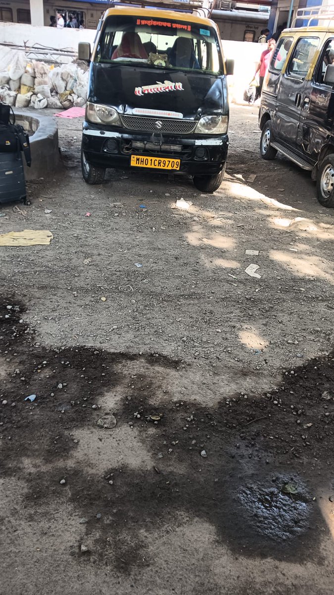 pushpendraaS's tweet photo. @MTPHereToHelp @CPMumbaiPolice @MumbaiPolice @CMOMaharashtra @rpfwrbct
 at dadar terminus refuse to travel thru meter informed concern office but no action on him demanding 600 rs  from sr citizen huge nexus between police and taxi driver at dadar terminus https://t.co/xBMvr2IXgI