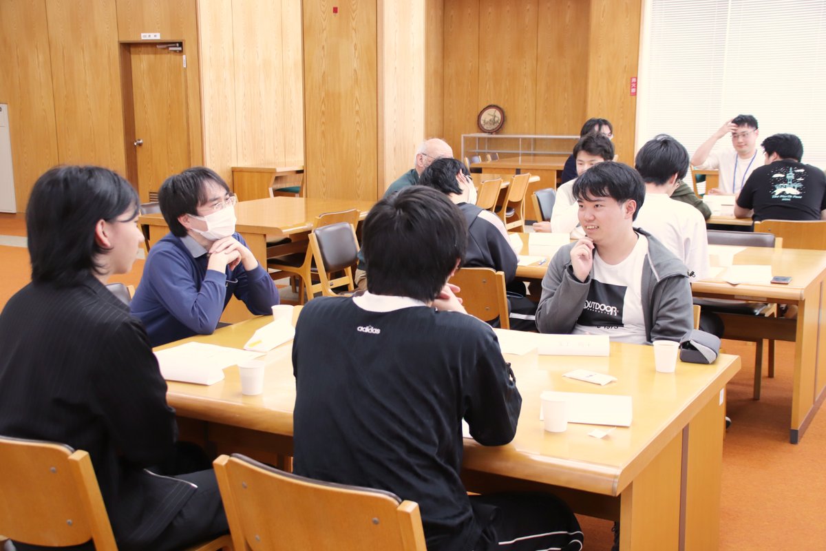 aut_tw's tweet photo. 電子ロボット工学科にて、新入生と教員・先輩学生との懇親会を実施しました！
学生と教員が壁を越えて和やかな雰囲気で交流していました☺️ https://t.co/7qiSi4LbLC