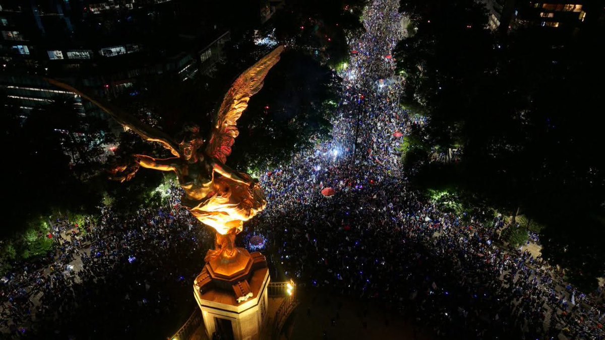 GCE_Multimedios's tweet photo. El Ángel de la Independencia se pinta de azul.

Así celebran aficionados de la Máquina Cementera del @CruzAzul 

📸Pablo López #CruzAzul #futbolmexicano #CDMX https://t.co/Cmw0INFDMQ