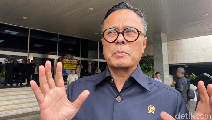 LambeSahamjja's tweet photo. Guys, di tengah semua berita buruk melandan negeri kita ini ada satu berita hari ini yang menurut gue perlu gue ceritakan dengan cara yang berbeda.

Bukan untuk mengkritik. 
Tapi untuk mengapresiasi. 
Karena adil itu berarti juga menyebut 
ketika ada yang benar.
Kakek Mujiran bebas.

Dan ini ceritanya:
Seorang kakek di Lampung Selatan mengambil sisa getah karet di area perkebunan milik PTPN. 
Bukan mencuri dalam jumlah besar. 
Bukan sindikat. 
Tapi seorang lansia yang mencoba bertahan hidup dengan cara yang paling sederhana yang dia tahu.

Dan PTPN melaporkannya ke polisi.
Seorang kakek. 
Mengambil sisa getah karet. 
Dilaporkan oleh perusahaan BUMN yang dibangun dari uang rakyat.

Dan ini yang terjadi setelahnya yang membuat gue harus bicara:
Dony Oskaria Kepala BP BUMN sekaligus COO Danantara Asset Management turun tangan langsung.

Dan kalimat yang dia keluarkan bukan kalimat basa-basi pejabat yang biasanya.

"Saya mengecam keras tindakan pelaporan dan kriminalisasi terhadap rakyat kecil, terlebih lagi kepada seorang lansia seperti kakek Mujiran. 

BUMN ini adalah milik rakyat, dibangun dengan uang rakyat, dan diamanatkan untuk memberikan manfaat sebesar-besarnya untuk rakyat. 

Tidak boleh ada sedikit pun ruang bagi BUMN untuk bersikap arogan dan memperlakukan rakyat seperti itu."

Tiga instruksi langsung dikeluarkan: 
cabut laporan, minta maaf langsung kepada Mujiran dan keluarganya, dan berikan pekerjaan yang sesuai kondisi fisiknya atau kepada anggota keluarganya.

Dan hasilnya: 
Kakek Mujiran bebas. Hari ini.

Dan ini yang menurut gue paling penting dari seluruh kejadian ini:

Dony tidak menunggu viral lebih lama. 
Tidak menunggu tekanan DPR. 
Tidak menunggu instruksi dari atas.

Dia melihat ada yang salah dan dia bertindak.

Dan kalimatnya yang paling menohok: 
Kita harus memutus masalah kesejahteraan dengan pembinaan, bukan pemidanaan.

Ini bukan retorika. 
Ini adalah prinsip yang langsung dieksekusi dalam hitungan hari.

Dan ini yang perlu dijadikan cermin oleh seluruh instansi:
Berapa banyak kasus seperti Kakek Mujiran yang tidak viral? 

Yang tidak ada yang memfoto, tidak ada yang merekam, tidak ada yang membagikan ke media sosial dan akhirnya seorang kakek atau nenek diam-diam masuk sel tanpa ada yang peduli?

Dony Oskaria melakukan hal yang benar hari ini. 
Tapi pertanyaan yang lebih besar adalah: 
kenapa butuh viral dulu? 
Kenapa sistem yang ada tidak menangkap ini sebelum sampai ke tahap dilaporkan ke polisi?

Restorative justice keadilan yang mendahulukan pemulihan daripada hukuman seharusnya menjadi standar pertama, bukan pilihan terakhir setelah ada tekanan publik.

Dan ini apresiasi yang tulus dengan catatan:
Dony Oskaria melakukan hal yang seharusnya dilakukan oleh setiap pejabat yang punya kekuasaan: menggunakannya untuk melindungi yang lemah, bukan memfasilitasi yang kuat.

Ini bukan prestasi luar biasa dalam konteks ideal. Tapi dalam konteks Indonesia 2026 di mana kriminalisasi rakyat kecil adalah hal yang terlalu sering terjadi tanpa ada pejabat yang bergerak 

tindakan Dony hari ini layak disebut, layak diapresiasi, dan layak dijadikan standar minimal yang harus diikuti oleh semua BUMN dan semua instansi pemerintah di seluruh Indonesia.

"BUMN harus hadir sebagai solusi untuk mengayomi, bukan menjadi alat yang memenjarakan rakyat yang sedang kesulitan."

Kalau semua pejabat BUMN dan semua pejabat negara memegang prinsip itu, banyak hal yang bisa berubah.

Kakek Mujiran hari ini bisa pulang dan berkumpul lagi bersama keluarganya. 
Bukan karena sistem yang bekerja dengan benar sejak awal. 

Tapi karena ada satu pejabat yang memilih untuk melihat manusia di balik kasus bukan sekadar statistik pelanggaran.

Semoga ini bukan hanya satu kejadian yang viral lalu dilupakan.
Semoga ini menjadi preseden.
Menjadi standar. 
Menjadi cermin bagi semua BUMN dan semua instansi yang masih menganggap kekuasaan adalah alat untuk menghukum yang lemah.

Karena negara yang baik bukan diukur dari seberapa keras hukumnya kepada yang kecil.
Tapi dari seberapa adil perlakuannya kepada yang paling rentan.

Selamat pulang, Kakek Mujiran.