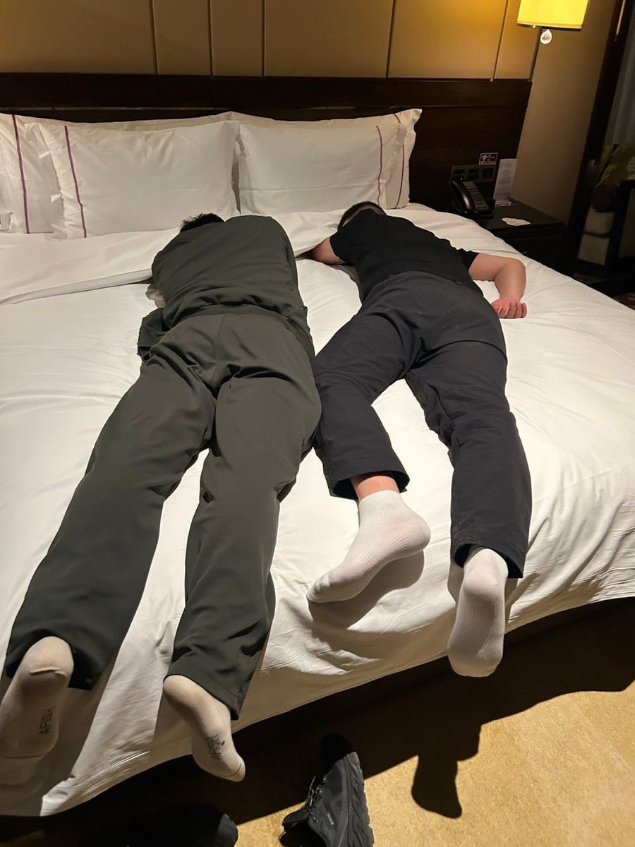 Siryfrt0's tweet photo. 说好一块玩 结果自己把加料的喝了 没错 说的就是左边趴的那个 感情你说的一块玩是你跟直男一块被玩吗 真是醉了 https://t.co/zPI31KMvMy