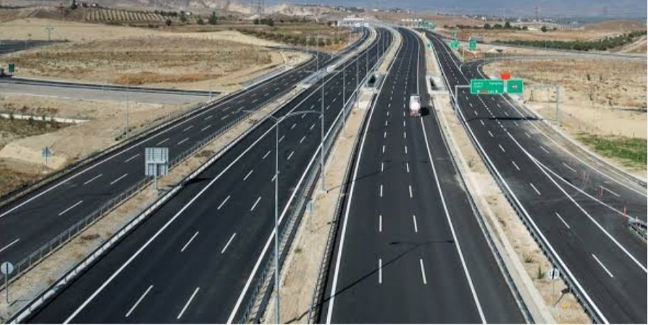 selmagokcen04's tweet photo. Yok yok burası Avrupa değil, 
Ankara Niğde Otoyolu.

Allah devletimize zeval vermesin 🤲🇹🇷 https://t.co/qvD6OkxsJq