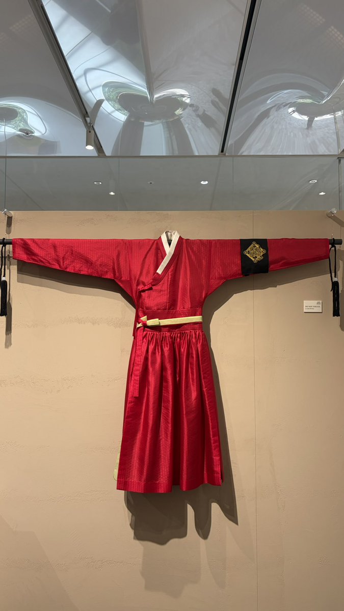 euaenzee's tweet photo. 21세기 대군부인 팝업

옷 전시해두니까 보면서 드라마 장면을
막 떠올릴 수 있었어요!! 내 희주 행복만 해..🥺 https://t.co/P8YCI8DuQ9