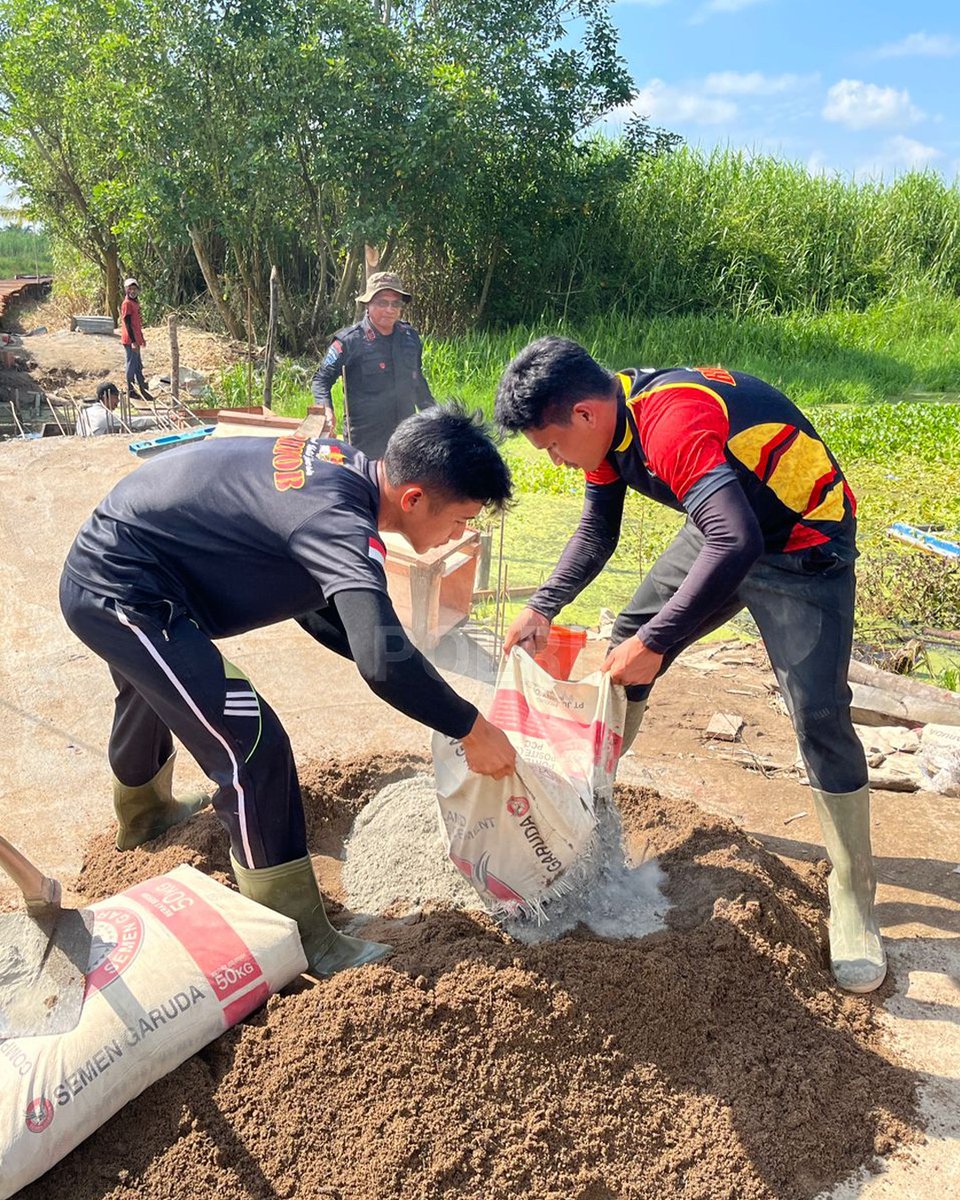 HumasResCms's tweet photo. Polri melalui Polda Riau terus memacu pengerjaan Jembatan Merah Putih Presisi Tahap II di Dusun Panglima Hitam, Kabupaten Indragiri Hilir (Inhil). Melalui kolaborasi personel dengan elemen masyarakat setempat ini, telah mencapai progres fisik bangunan 37 persen. https://t.co/xl44TPdguC