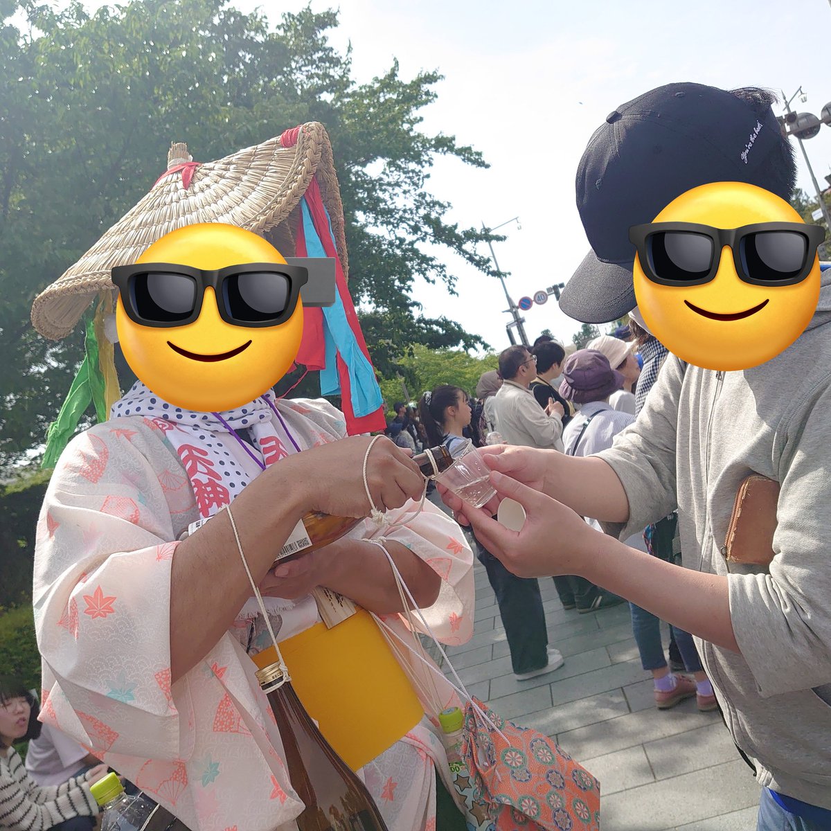 ALane1st's tweet photo. 鶴岡天神祭
学問の神様である菅原道真公を祀る鶴岡天満宮のお祭りです。
老若男女問わず、花模様に帯を締め、手ぬぐいで顔を隠し、相手構わずお酒を振る舞うお祭りです。
これは、道真公が太宰府に異動する時、姿を変え、顔を隠し、密かに酒を酌み交わして別れを惜しむ言い伝えがあります。 https://t.co/ekkXoLuasx