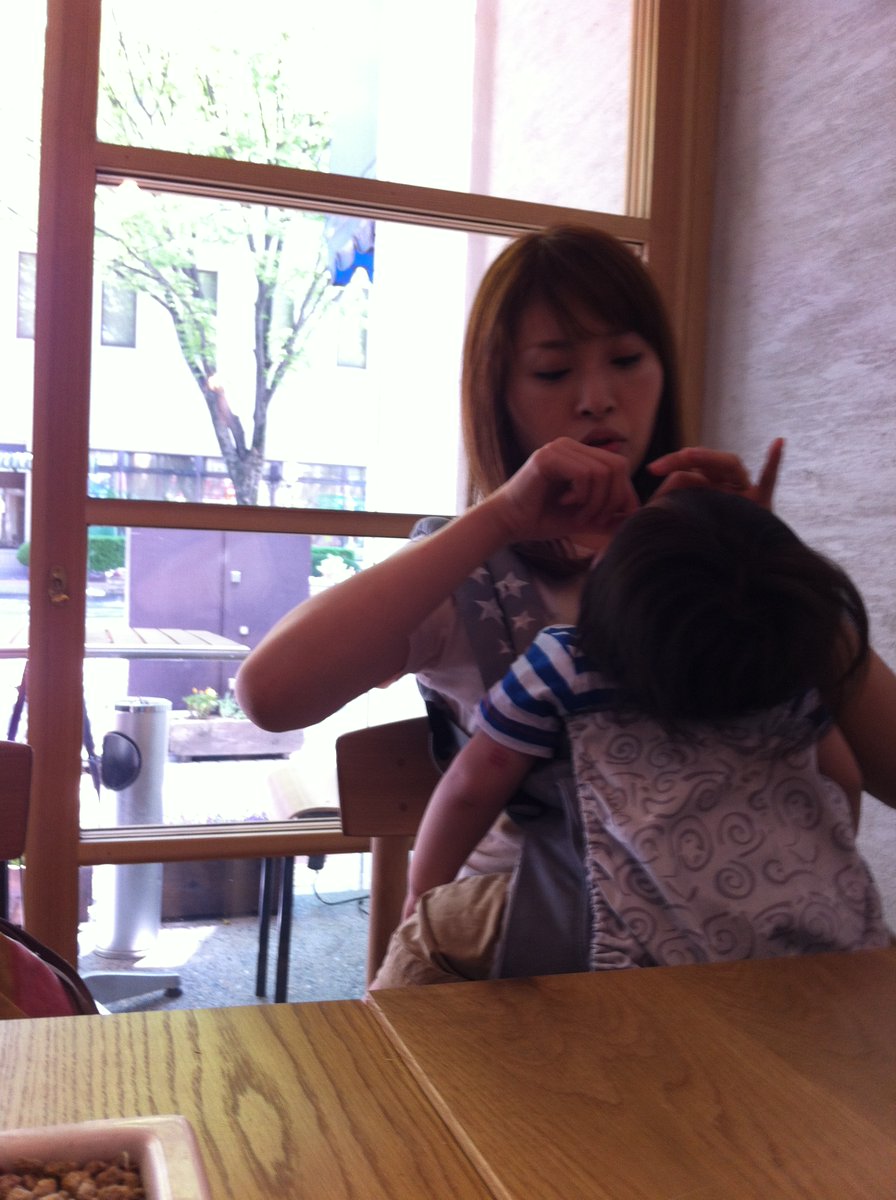 meguooooow's tweet photo. これ、パニック障害治療中の私です。

発作がとにかく怖かった。
心から笑えることなんてない。
付きまとう予期不安。

ずっと鏡を見るのが嫌だった。
写真にも写りたくなかった。

でも、
それを周りに悟られないように生きてきた。

「生きることはつらいこと」

これが当たり前だと思っていた。

でも
・呼吸
・姿勢改善
・瞑想
で、不安が少なくなり

「ママでも可愛くありたい」って気持ちになった。

メンタルは、身体からも変えられる。

パニック障害になってから
「これ、やめた」ってこと、ありますか？

#パニック障害 #姿勢改善 #呼吸 #ママコーデ
