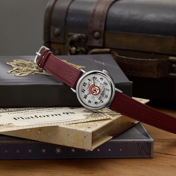mint_time_press's tweet photo. 『#HarryPotter×#TIMEX（ハリー・ポッター ×タイメックス）』！
夢のコラボレーション時計！
魔法界の象徴的なシンボルや寮のカラーをタイメックスの定番モデルに落とし込んだ特別なウォッチシリーズです。（1/2） https://t.co/Hhiy8GF7E5