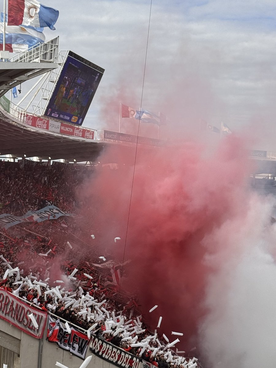 termoderiver's tweet photo. Pareceríamos estar en esos años en la historia de un club de fútbol en donde las cosas no salen.

Duele. Frustra. Agota. Pero la única receta es tener perseverancia. Seguir estando e intentando. Ya cambió el técnico, el plantel, los dirigentes. 

Te amo, River. Hoy mas que nunca. https://t.co/3bK8DmnDY4