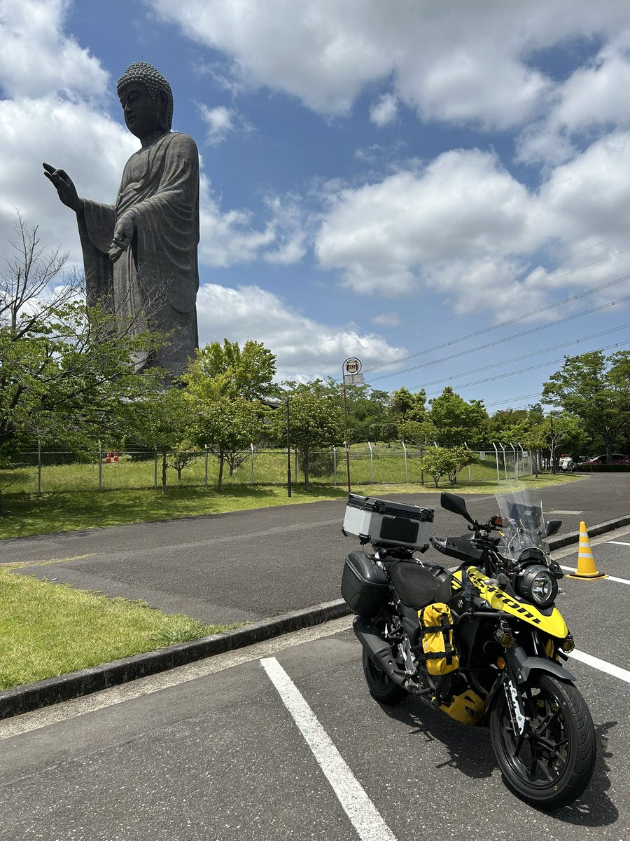 erenesanda's tweet photo. 今日のツーリング
秩父雲海を見て
SHOEIヘルメットパークに行き
牛久大仏を訪れ
帰りに立ち寄った道の駅ごかで
SSTR帰りの、みーくんに遭遇 https://t.co/2Fz2W9c8a5
