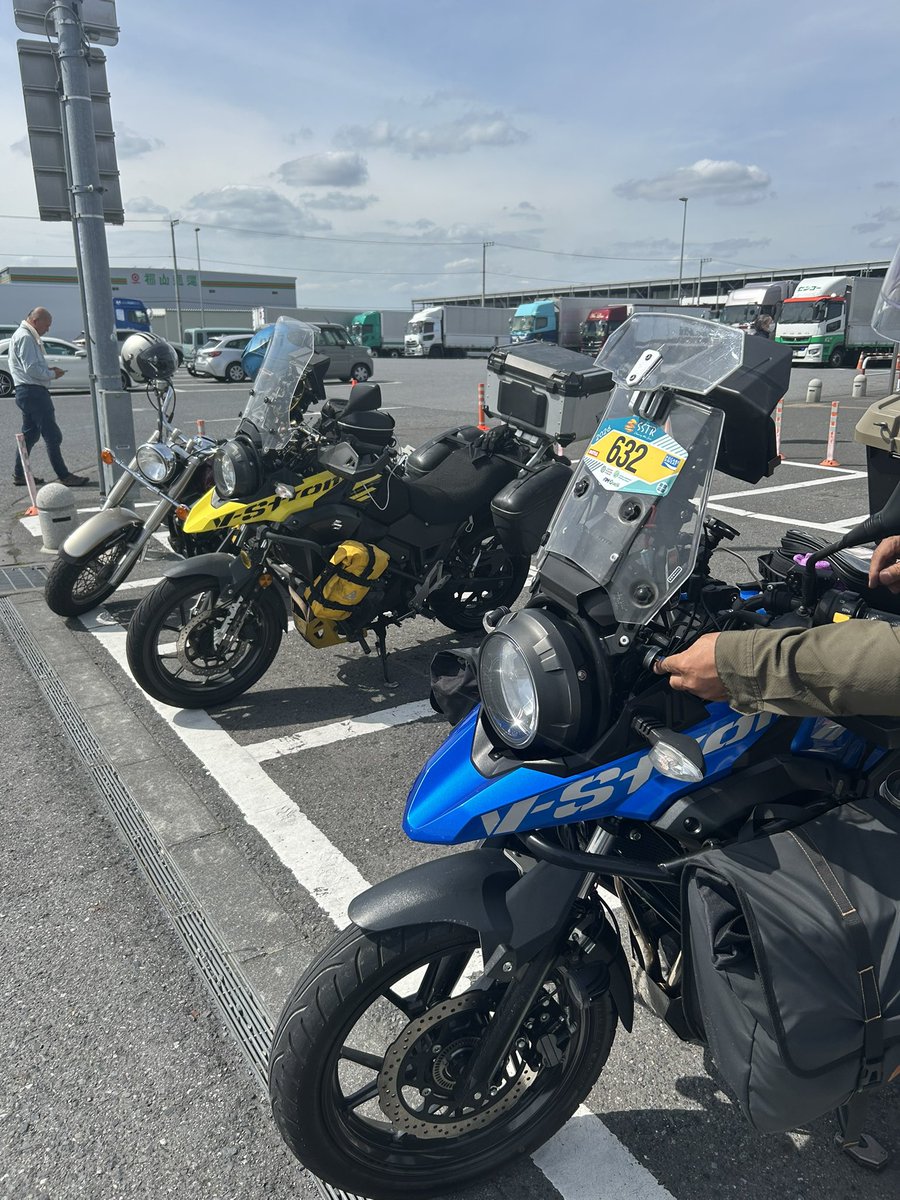 erenesanda's tweet photo. 今日のツーリング
秩父雲海を見て
SHOEIヘルメットパークに行き
牛久大仏を訪れ
帰りに立ち寄った道の駅ごかで
SSTR帰りの、みーくんに遭遇 https://t.co/2Fz2W9c8a5
