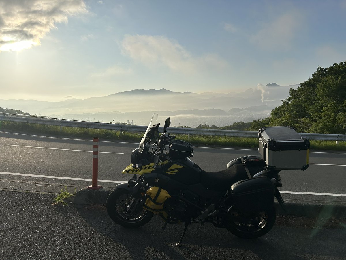 erenesanda's tweet photo. 今日のツーリング
秩父雲海を見て
SHOEIヘルメットパークに行き
牛久大仏を訪れ
帰りに立ち寄った道の駅ごかで
SSTR帰りの、みーくんに遭遇 https://t.co/2Fz2W9c8a5