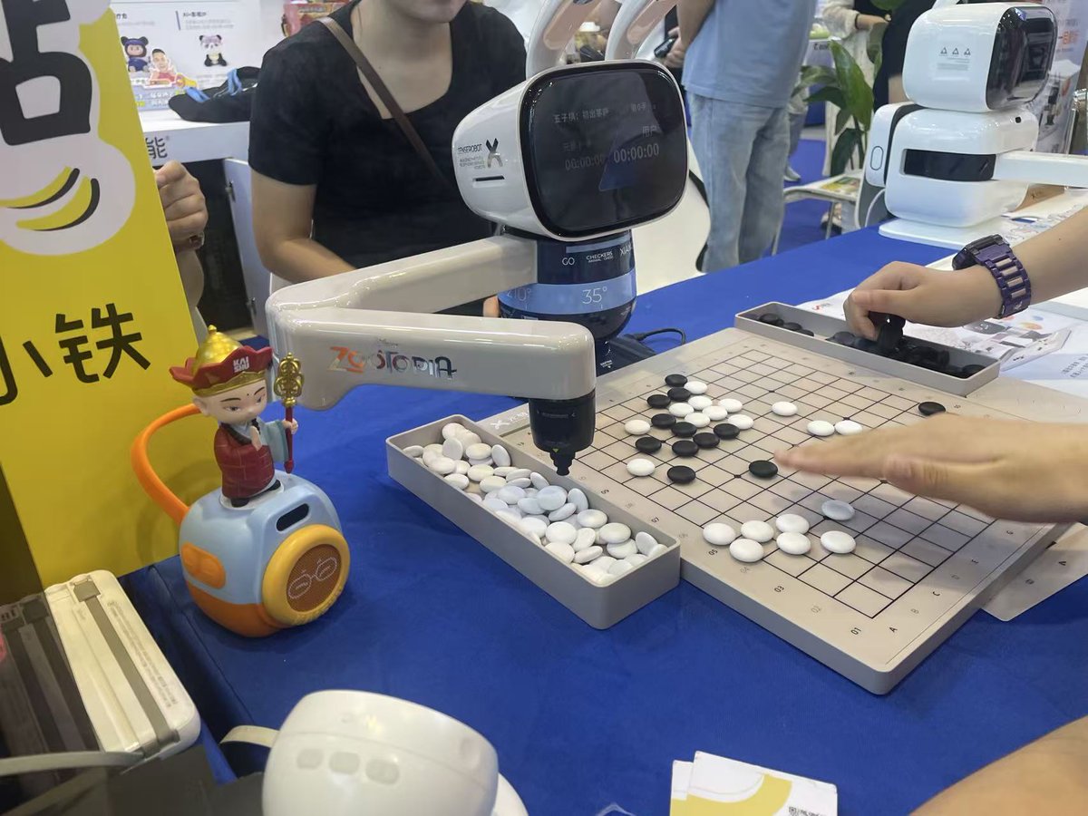 xbbjjy's tweet photo. Children play Chinese chess with AI robots in China as smart sensor tracks every move creating a fun brain game combining tradition and technology.
#ICIF2026 #China #AIRobot #ChineseChess #GoGame #TechCulture https://t.co/m5LBlpGi2y