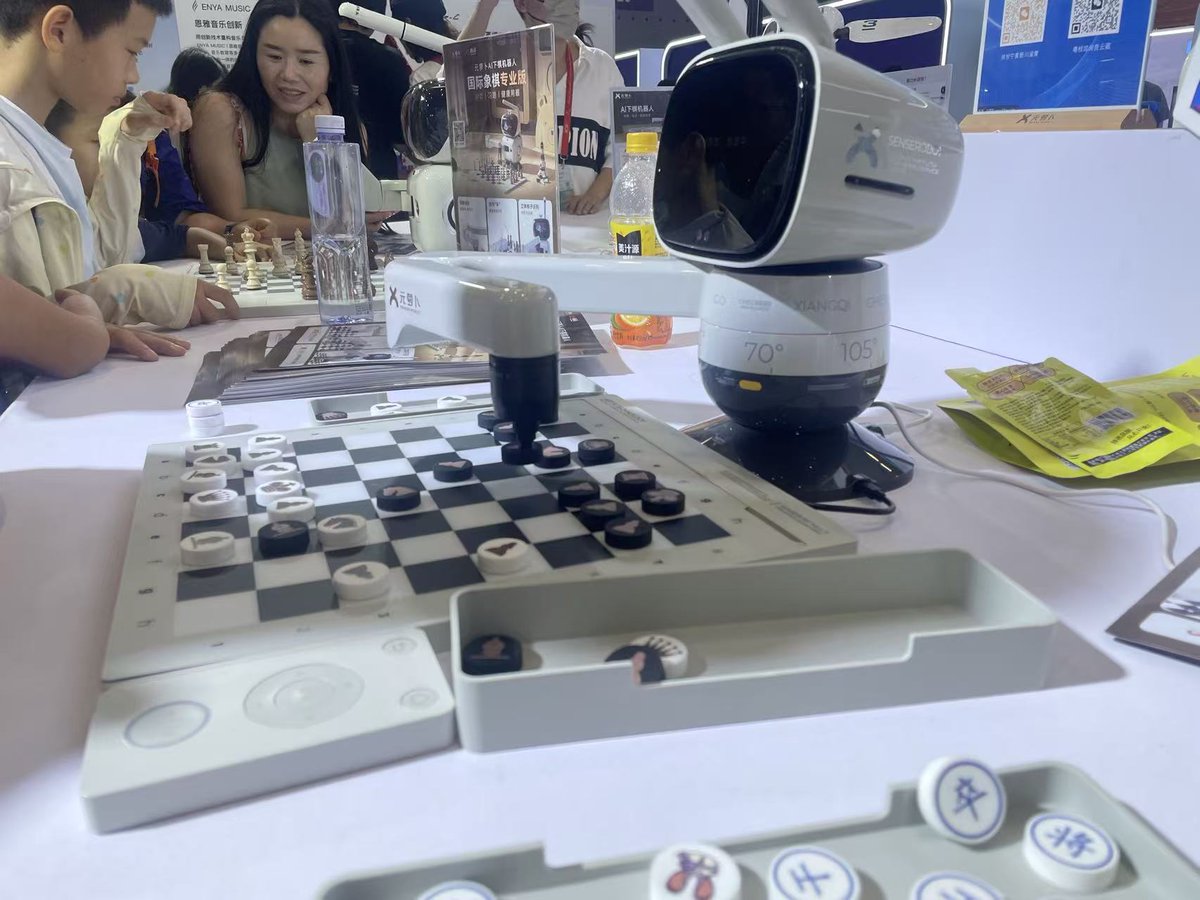 xbbjjy's tweet photo. Children play Chinese chess with AI robots in China as smart sensor tracks every move creating a fun brain game combining tradition and technology.
#ICIF2026 #China #AIRobot #ChineseChess #GoGame #TechCulture https://t.co/m5LBlpGi2y