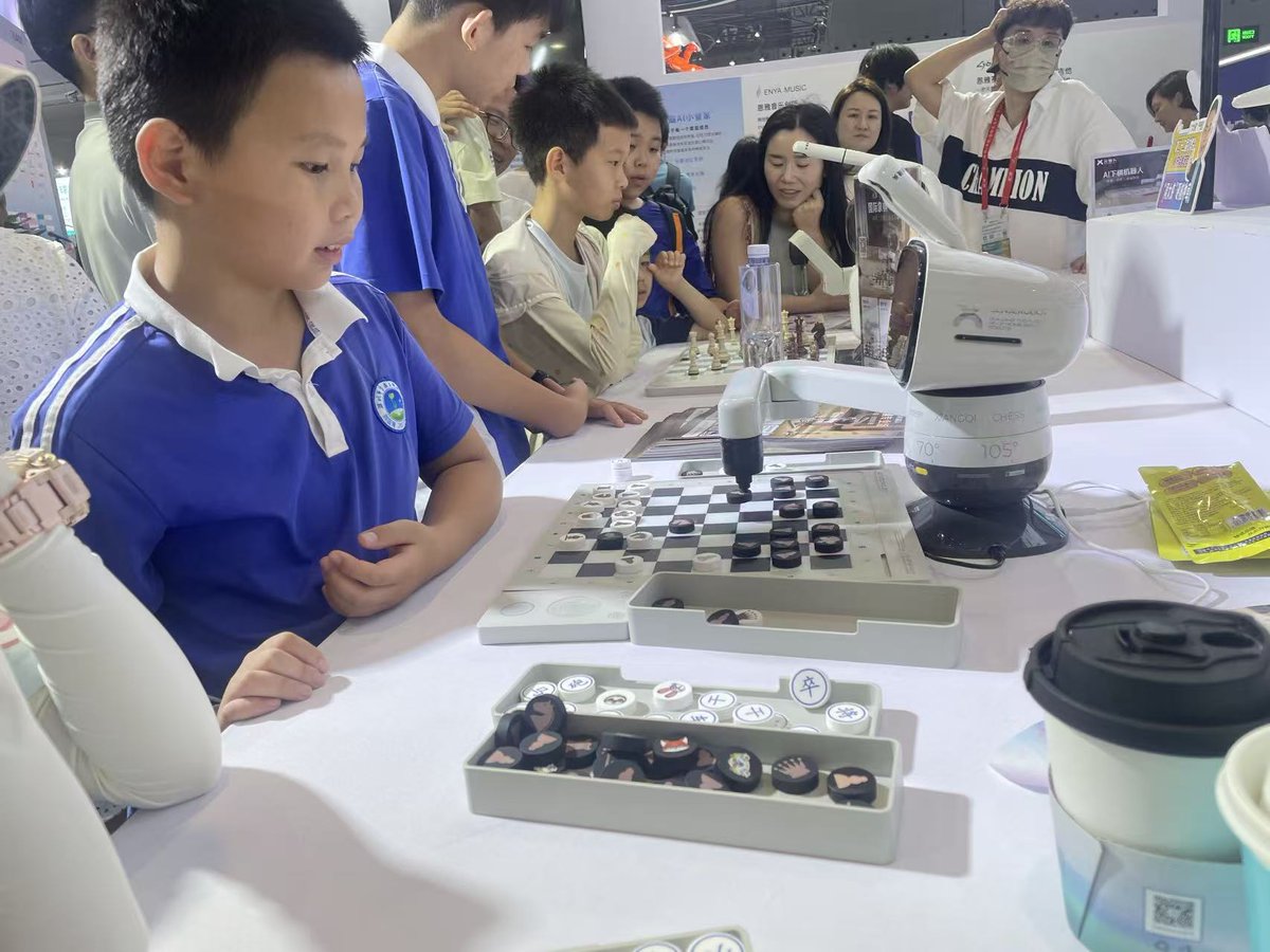 xbbjjy's tweet photo. Children play Chinese chess with AI robots in China as smart sensor tracks every move creating a fun brain game combining tradition and technology.
#ICIF2026 #China #AIRobot #ChineseChess #GoGame #TechCulture https://t.co/m5LBlpGi2y