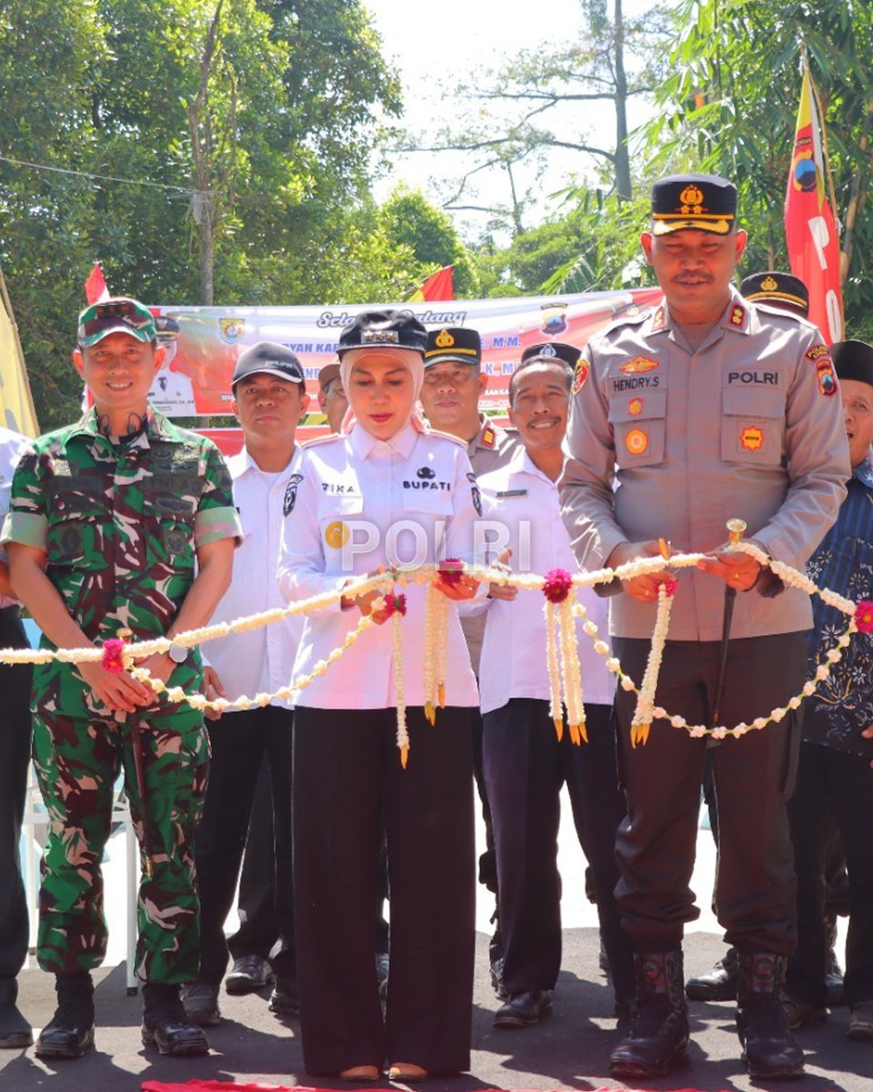 HumasResCms's tweet photo. Peresmian Jembatan Merah Putih Presisi berlangsung di Dusun Tembelang, Desa Sidodadi, Kecamatan Patean, Kabupaten Kendal. Peresmian dihadiri Kapolres Kendal AKBP Hendry Susanto Sianipar, S.I.K., Bhayangkari Cabang Kendal, Forkopimda Kendal, serta masyarakat setempat. https://t.co/LmLdBLIntU