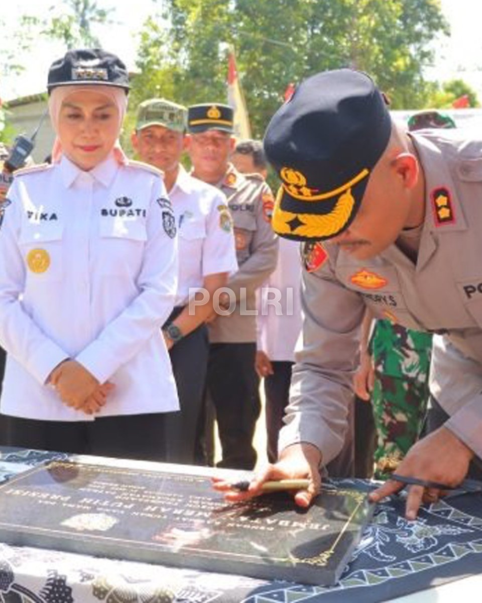 HumasResCms's tweet photo. Peresmian Jembatan Merah Putih Presisi berlangsung di Dusun Tembelang, Desa Sidodadi, Kecamatan Patean, Kabupaten Kendal. Peresmian dihadiri Kapolres Kendal AKBP Hendry Susanto Sianipar, S.I.K., Bhayangkari Cabang Kendal, Forkopimda Kendal, serta masyarakat setempat. https://t.co/LmLdBLIntU