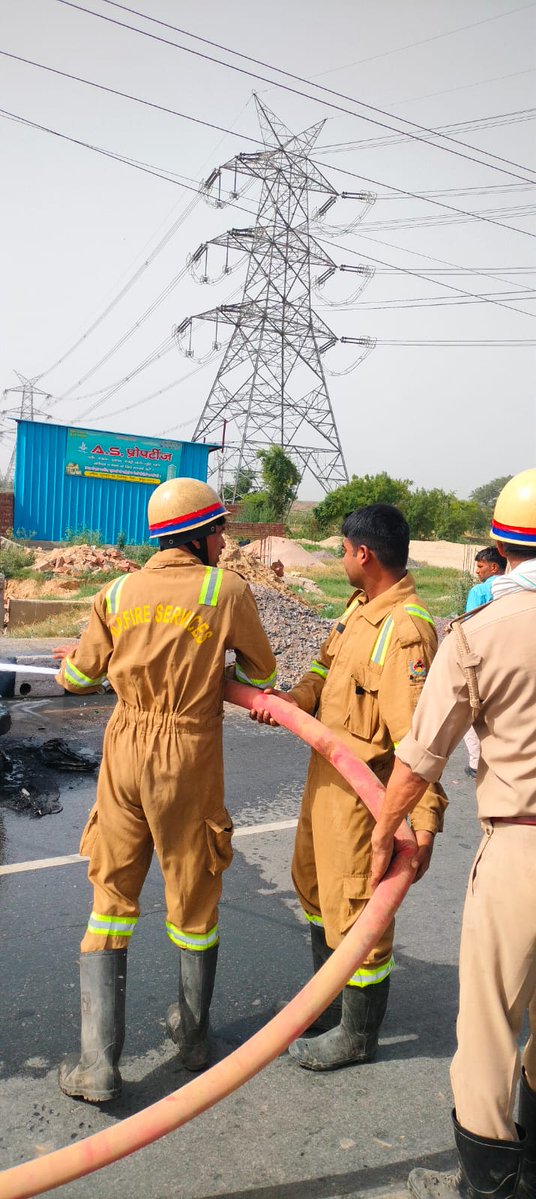 hapurfire's tweet photo. @AnaadiTVUPUK @hapurpolice @fireserviceup फायर सर्विस हापुड़ द्वारा आग को पूर्ण रूप से बुझा दिया गया है। उक्त घटना में कोई जनहानि होने की सूचना नहीं है।
@hapurpolice  @fireserviceup #CarFire #Pilkhua #Highway #UPNews #anaaditvup https://t.co/NOJce54ymy