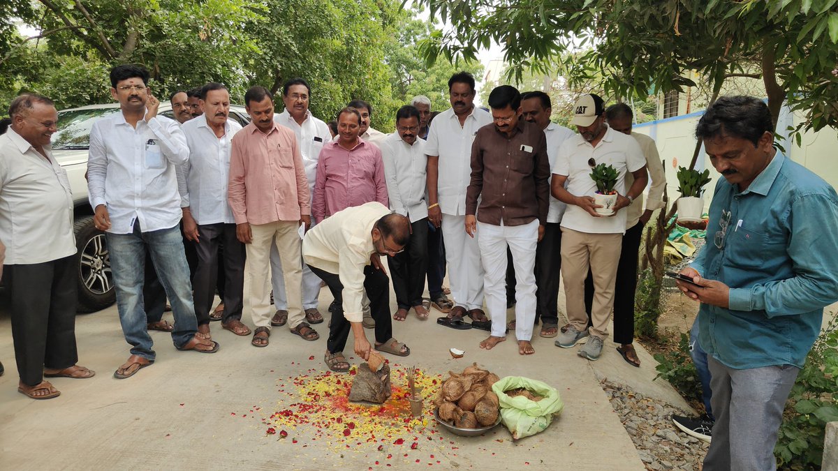 naini_rajender's tweet photo. ఖబ్జా కోరులను ఎట్టి పరిస్థితుల్లో ఉపేక్షించేది లేదు..!
ప్రభుత్వ స్థలాల పరిరక్షణకు కట్టుదిట్టమైన చర్యలు తీసుకుంటాం.
వరంగల్ పశ్చిమ నియోజకవర్గంలోని 30,31 డివిజన్లలో రూ.103 లక్షలతో సైడ్ డ్రైనేజీలు, అంతర్గత రోడ్ల నిర్మాణ పనులకు శంకుస్థాపన చేసిన ఎమ్మెల్యే @naini_rajender  గారు. https://t.co/bR5U6iJ82o