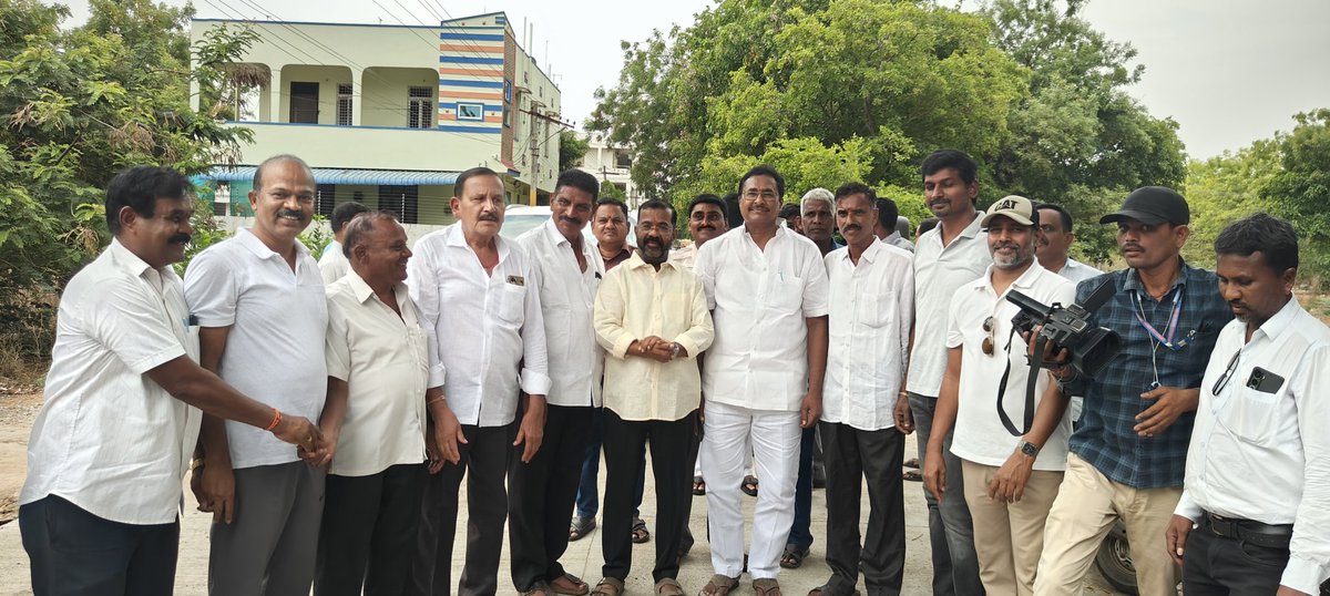 naini_rajender's tweet photo. ఖబ్జా కోరులను ఎట్టి పరిస్థితుల్లో ఉపేక్షించేది లేదు..!
ప్రభుత్వ స్థలాల పరిరక్షణకు కట్టుదిట్టమైన చర్యలు తీసుకుంటాం.
వరంగల్ పశ్చిమ నియోజకవర్గంలోని 30,31 డివిజన్లలో రూ.103 లక్షలతో సైడ్ డ్రైనేజీలు, అంతర్గత రోడ్ల నిర్మాణ పనులకు శంకుస్థాపన చేసిన ఎమ్మెల్యే @naini_rajender  గారు. https://t.co/bR5U6iJ82o