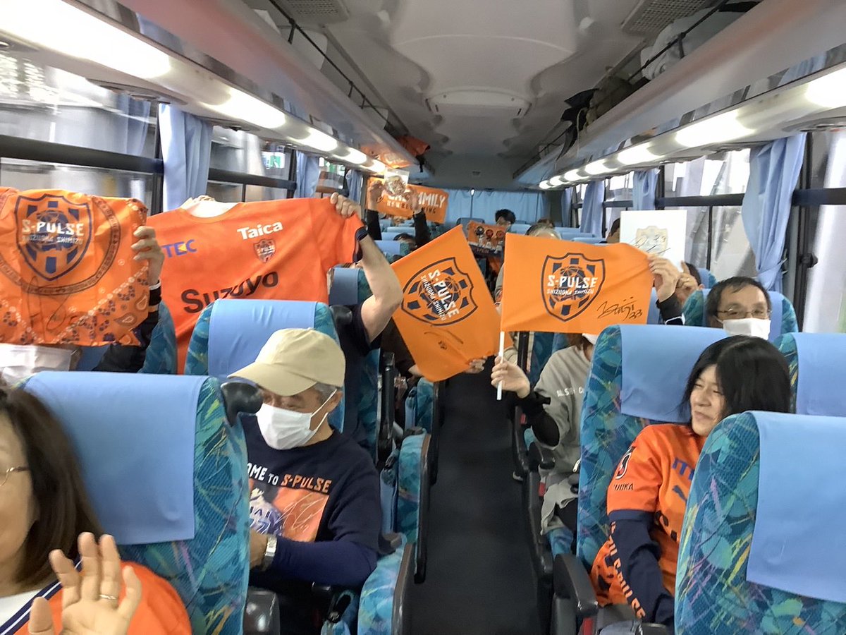 maruyubus's tweet photo. エスパルスオフィシャルバスツアーに参加いただいた皆さまありがとうございました😭
試合結果は残念でした⤵︎が、伸び代を感じますね⚽️次回の国立こそは…🔥
宇野選手も軽傷で済んでくれたら良いのですが。
今後もバスツアーのご案内をいたしますので皆さまご参加下さい🙇
#エスパルス　#丸勇交通 https://t.co/aYWv49Q9iG