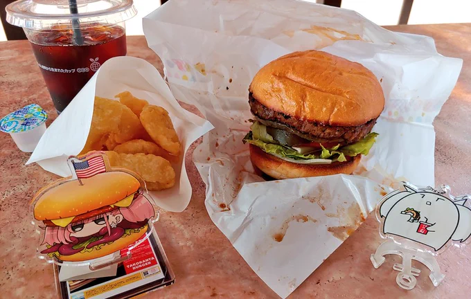 凡七さんのTLでたびたび挙がってた「ネーブルバーガー」さんのネーブルバーガークラシック、こいつを食べに来た…! おしゃれな名前だけれど、ぶ厚い和牛パテに塩胡椒だけの味付けというむしろ漢らしいバーガー。めっちゃ美味い!!! となりはナゲットではなく地鶏の百日どりのフリッタ。