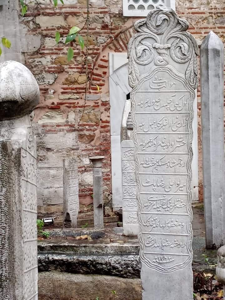 nidayisevim's tweet photo. Denmiştir ki:
"Bir kadın edepten daha güzel elbise giyinmemiştir. Bir erkek de edepten daha güzel bir servet edinmemiştir."

📷 Küçük Ayasofya Camii Şerifi Haziresi'nden.
#MedeniyetimizinSessizTanıkları #OttomanTombStones https://t.co/vXZ9lr2avb